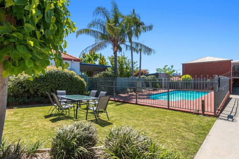 Burke & Wills Motor Inn - Sydney 4u 11