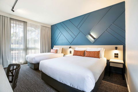 Nightcap At Sandown Park Hotel - Sydney 4u 1