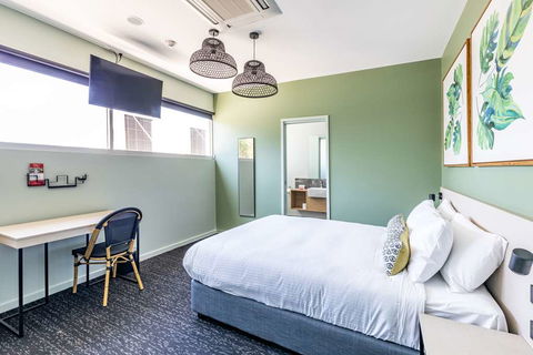 Nightcap At Commercial Hotel - Sydney 4u 1