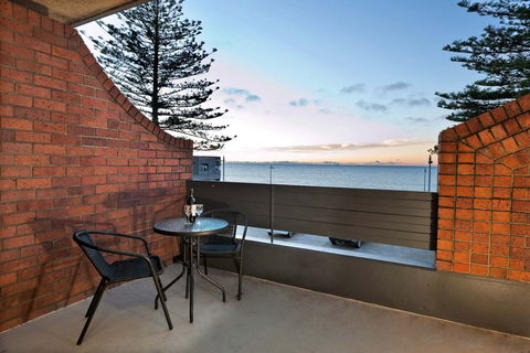 Beachfront Voyager Motor Inn - Sydney 4u 2