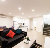 3BR Townhouse Double Garage walk to Lake Ginninderra - Sydney 4u