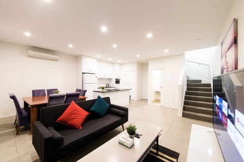 3BR Townhouse Double Garage Walk To Lake Ginninderra - Sydney 4u 0