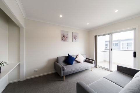 3BR Townhouse Double Garage Walk To Lake Ginninderra - Sydney 4u 3