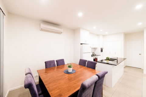 3BR Townhouse Double Garage Walk To Lake Ginninderra - Sydney 4u 2