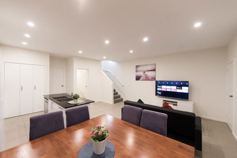 3BR Townhouse Double Garage Walk To Lake Ginninderra - Sydney 4u 1