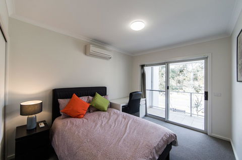 3BR Townhouse Double Garage Walk To Lake Ginninderra - Sydney 4u 7