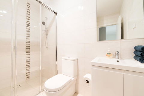 3BR Townhouse Double Garage Walk To Lake Ginninderra - Sydney 4u 5
