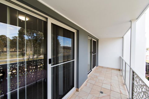 3BR Townhouse Double Garage Walk To Lake Ginninderra - Sydney 4u 8