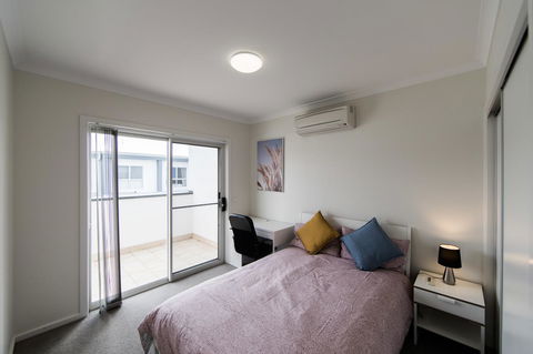 3BR Townhouse Double Garage Walk To Lake Ginninderra - Sydney 4u 4
