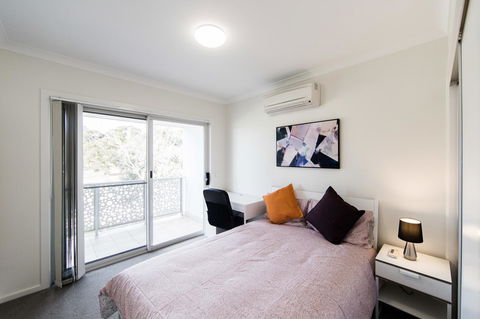 3BR Townhouse Double Garage Walk To Lake Ginninderra - Sydney 4u 6