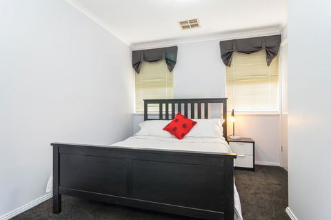 Port Adelaide Harbourside House - Sydney 4u 9