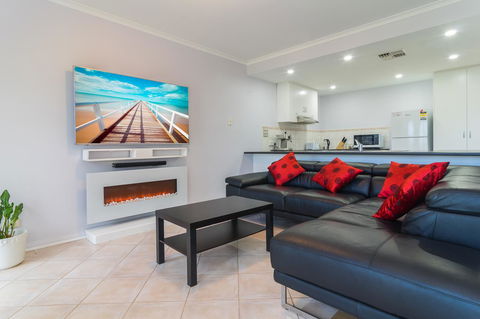 Port Adelaide Harbourside House - Sydney 4u 3