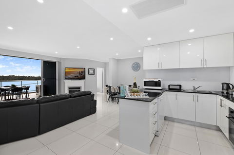 Lakeside Waterfront Apartment The Entrance - Sydney 4u 3