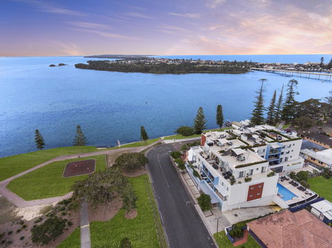 Lakeside Waterfront Apartment The Entrance - Sydney 4u 17