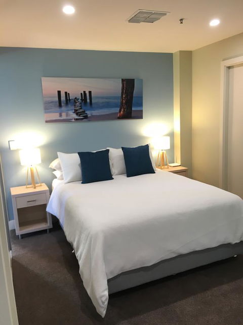 Beachside Luxury Apartments One & Two Bedroom In Beachfront Oaks Pier Building - Sydney 4u 23