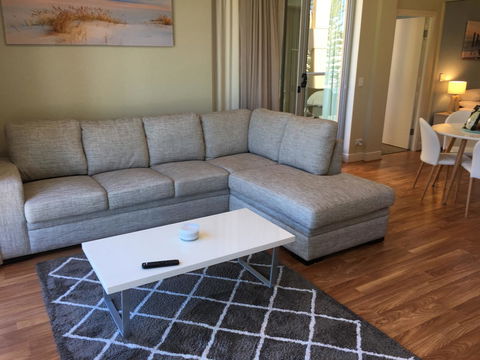 Beachside Luxury Apartments One & Two Bedroom In Beachfront Oaks Pier Building - Sydney 4u 20