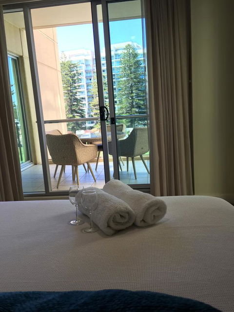 Beachside Luxury Apartments One & Two Bedroom In Beachfront Oaks Pier Building - Sydney 4u 24