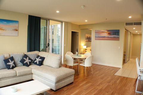 Beachside Luxury Apartments One & Two Bedroom In Beachfront Oaks Pier Building - Sydney 4u 4