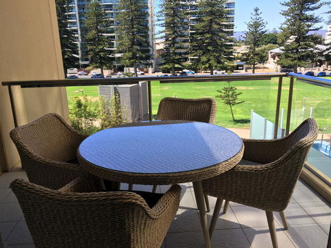 Beachside Luxury Apartments One & Two Bedroom In Beachfront Oaks Pier Building - Sydney 4u 25