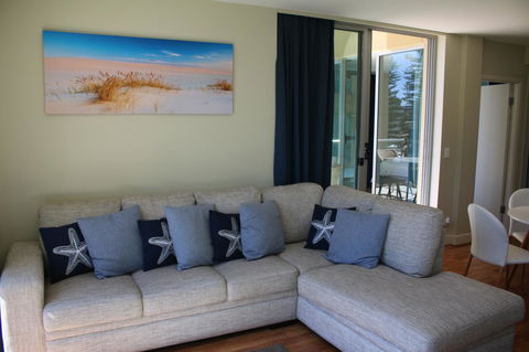 Beachside Luxury Apartments One & Two Bedroom In Beachfront Oaks Pier Building - Sydney 4u 11