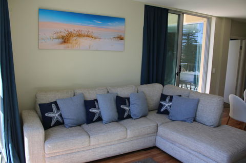 Beachside Luxury Apartments One & Two Bedroom In Beachfront Oaks Pier Building - Sydney 4u 14