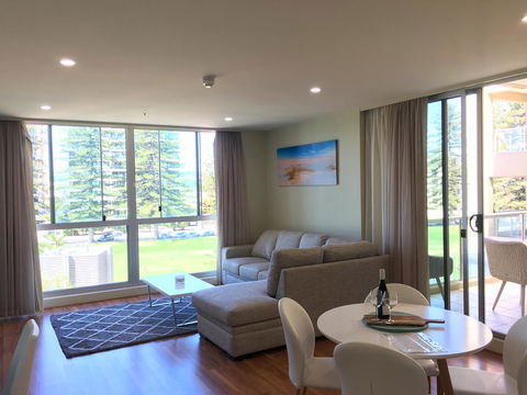 Beachside Luxury Apartments One & Two Bedroom In Beachfront Oaks Pier Building - Sydney 4u 3