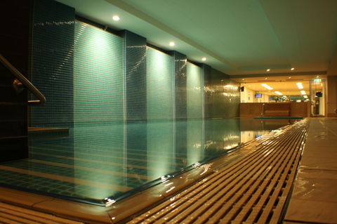 Beachside Luxury Apartments One & Two Bedroom In Beachfront Oaks Pier Building - Sydney 4u 35