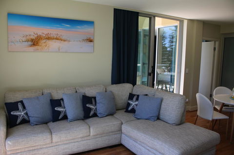 Beachside Luxury Apartments One & Two Bedroom In Beachfront Oaks Pier Building - Sydney 4u 12
