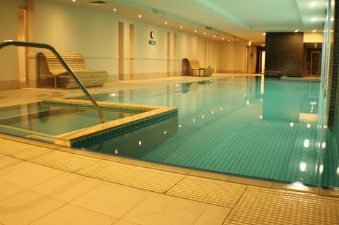 Beachside Luxury Apartments One & Two Bedroom In Beachfront Oaks Pier Building - Sydney 4u 38