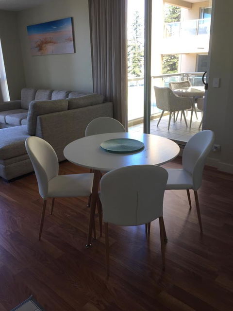 Beachside Luxury Apartments One & Two Bedroom In Beachfront Oaks Pier Building - Sydney 4u 18