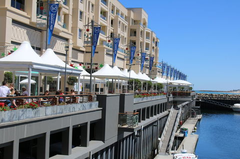 Beachside Luxury Apartments One & Two Bedroom In Beachfront Oaks Pier Building - Sydney 4u 13