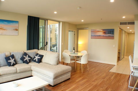 Beachside Luxury Apartments One & Two Bedroom In Beachfront Oaks Pier Building - Sydney 4u 5
