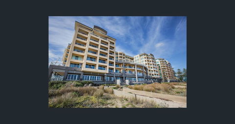 Beachside Luxury Apartments One & Two Bedroom In Beachfront Oaks Pier Building - Sydney 4u 2