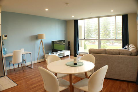 Beachside Luxury Apartments One & Two Bedroom In Beachfront Oaks Pier Building - Sydney 4u 0