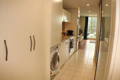 Beachside Luxury Apartments One & Two Bedroom In Beachfront Oaks Pier Building - Sydney 4u 7