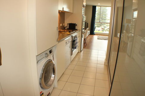 Beachside Luxury Apartments One & Two Bedroom In Beachfront Oaks Pier Building - Sydney 4u 6