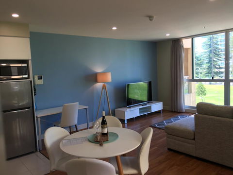 Beachside Luxury Apartments One & Two Bedroom In Beachfront Oaks Pier Building - Sydney 4u 19