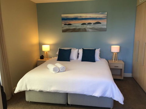 Beachside Luxury Apartments One & Two Bedroom In Beachfront Oaks Pier Building - Sydney 4u 22