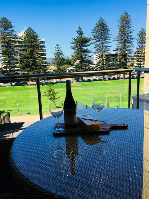 Beachside Luxury Apartments One & Two Bedroom In Beachfront Oaks Pier Building - Sydney 4u 26