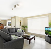 Ainslie Roberts Drive Retreat - Sydney 4u