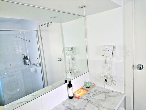 Hi 5 Glenelg Studio Apartment - Sydney 4u 6