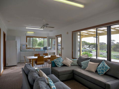 Emu Bay Holiday Homes - Sydney 4u 7