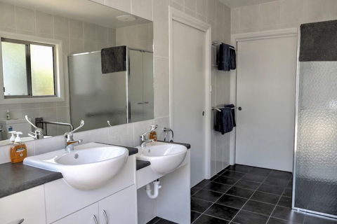 Emu Bay Holiday Homes - Sydney 4u 14