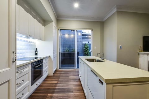 Aloha Central Luxury Apartments - Accommodation Sydney 10