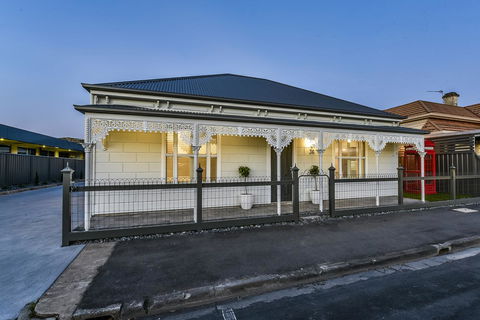 Aloha Central Luxury Apartments - Accommodation Sydney 12