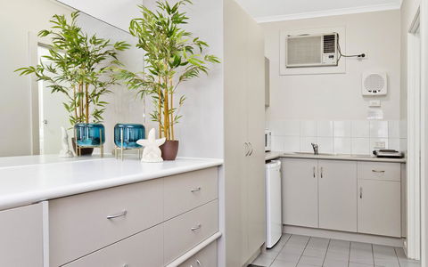 Glenelg Oasis Studios - Sydney 4u 7