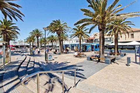 Glenelg Oasis Studios - Sydney 4u 14