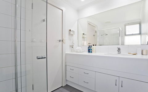 Glenelg Oasis Studios - Sydney 4u 12