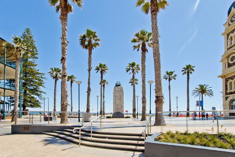 Glenelg Oasis Studios - Sydney 4u 5
