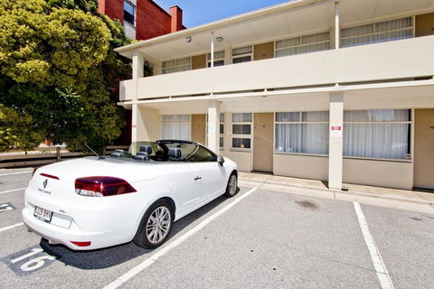Glenelg Oasis Studios - Sydney 4u 17